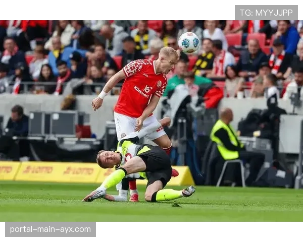 弗赖堡vs美因茨比赛第62分钟，科林斯脚踝严重受伤离场