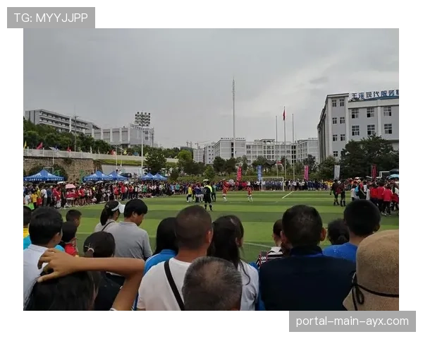 欧冠决赛周社区活动在布达佩斯启动，千名青少年参与足球公益课堂